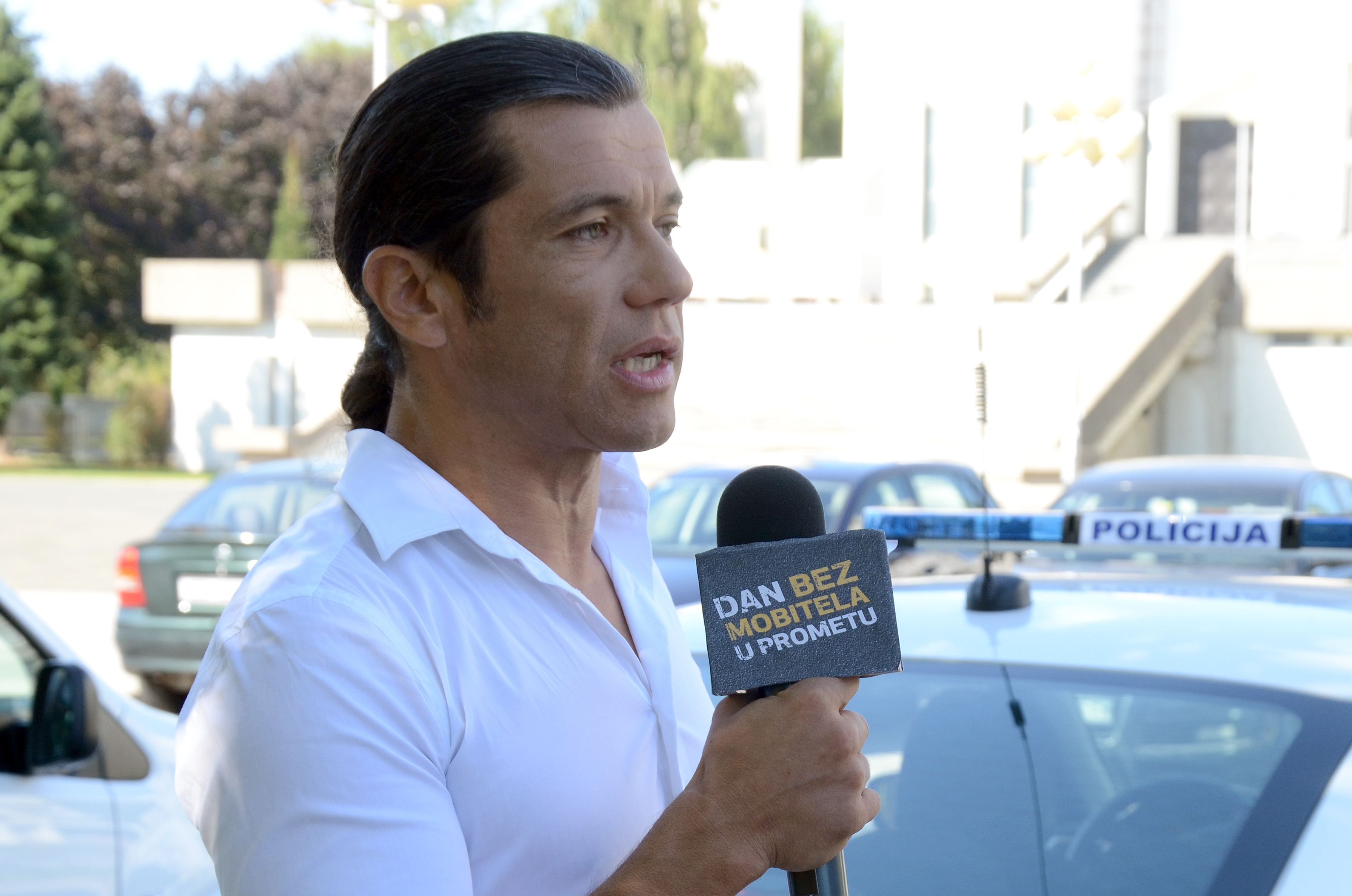 Mario Petreković u ulozi voditelja u spotu za kampanju Dan bez mobitela u prometu