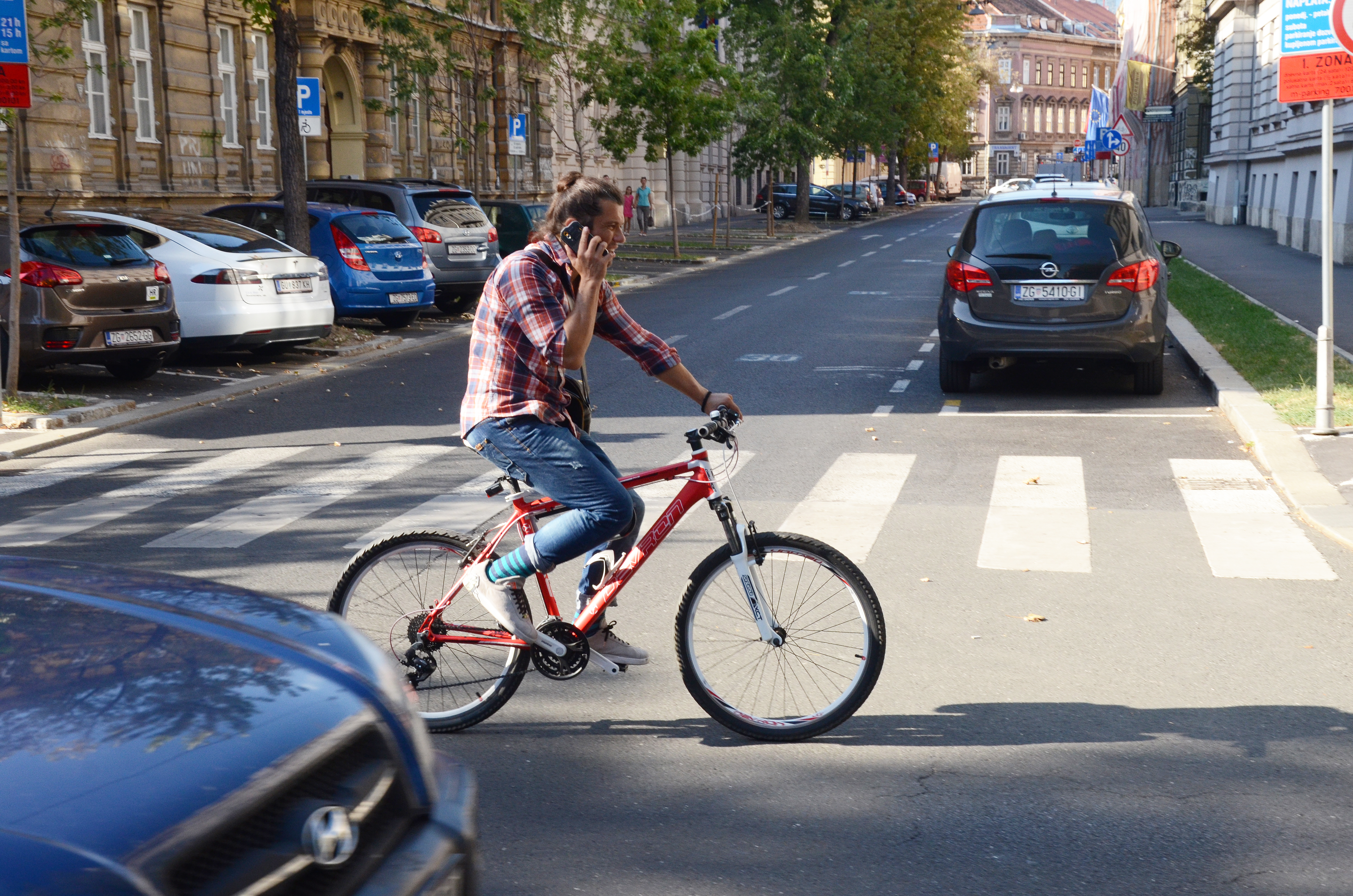 Mario Petreković kao biciklist u spotu kampanje Dan bez mobitela u prometu