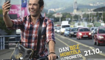 Mario Petreković s mobitelom na biciklu za kampanju Dan bez mobitela u prometu