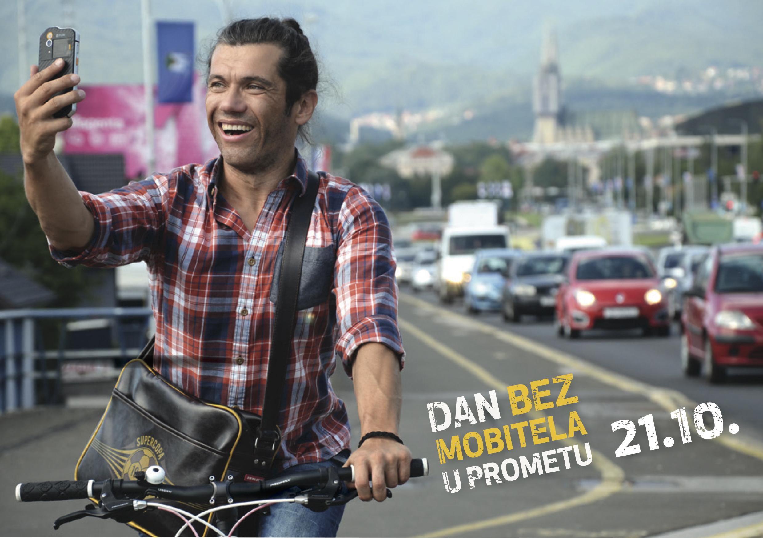 Mario Petreković s mobitelom na biciklu za kampanju Dan bez mobitela u prometu